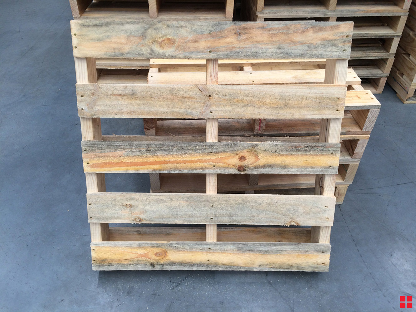DIY Patio Pallet Bar Lends Functionality To Your Outdoor Space